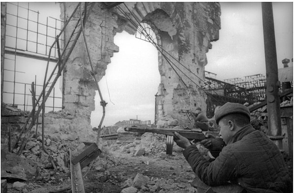 13. Советский солдат помогает освободить Керчь от фашистов, 1944 год.