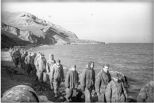 16. Немецкие военнопленные маршируют в Крыму, 1944 год.