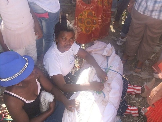 12. Madagaskar'da ölülerle dans ederek, kemiklerin dönüşü olarak da adlandırılan festivalle ölüler onurlandırılıyor ve aile bağları kutlanıyor.