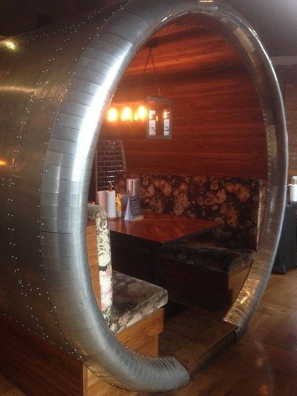 11. "Этот паб в аэропорту Манчестера задекорирован частями от настоящего самолета".