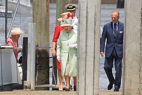 1. Prens Philip, kraliçenin arkasından yürümek zorundadır.