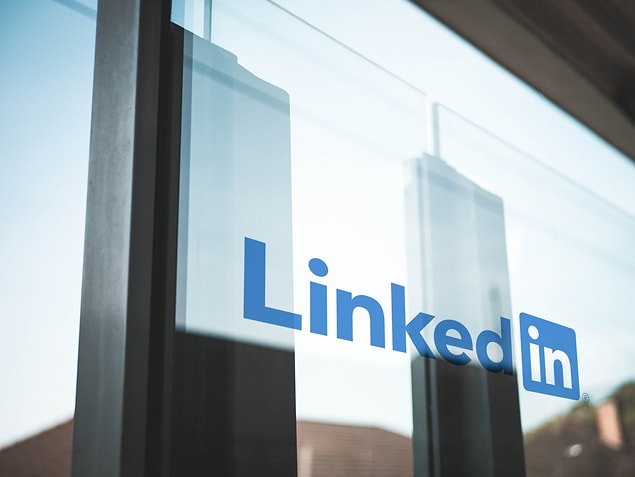 LinkedIn, deneyiminizi, becerilerinizi ve niteliklerinizi potansiyel işverenlerle paylaşmanızı sağlayan bir platformdur.