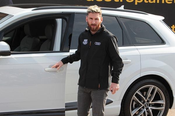Messi'nin aynı zamanda arabalara da tutkusu var. Garajında bulunan araba koleksiyonunun değerinin yaklaşık 3 milyon sterlin olduğu söyleniyor.