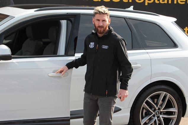 Messi'nin aynı zamanda arabalara da tutkusu var. Garajında bulunan araba koleksiyonunun değerinin yaklaşık 3 milyon sterlin olduğu söyleniyor.