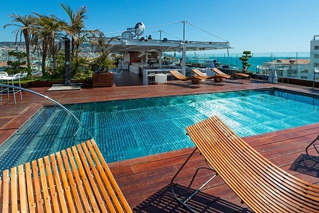 Otelde ayrıca panoramik Akdeniz manzarasına ve havuza sahip bir çatı katı "Sky Bar" da mevcut.