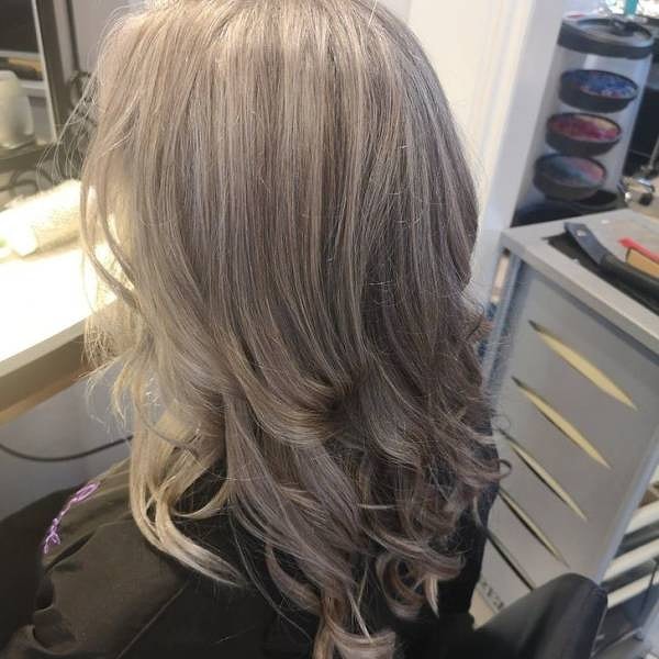 6. "Мне 29 лет, и мои волосы начали седеть в 15. Вчера я сделала укладку в салоне и слегка оттенила цвет тонером. Очень довольна результатом!"