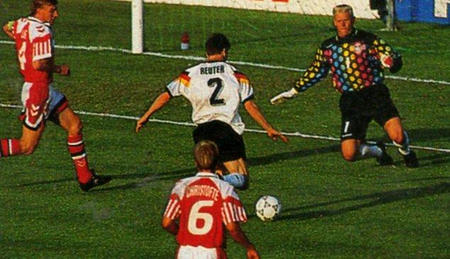 1992 Avrupa Futbol Şampiyonası'na turnuvadan 11 gün önce çıkan iç savaş nedeniyle katılamayan Yugoslavya yerine turnuvaya çağrılan ve "Plajdan toplanıp kupa kazan takım" olarak anılan takım hangisidir?