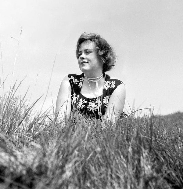 8. "Я унаследовала фотонегативы моего дедули! На этом снимке - моя бабуля в молодости. Думаю, что оно сделано где-то году в 1955-м..."