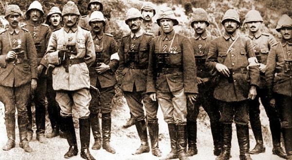 1. Milli mücadele dönemi ile başlayalım... Osmanlı yöneticilerinin Mondros Ateşkes Antlaşması ve işgaller ile Anadolu'nun parçalanmasına izin verdiklerini ama Mustafa Kemal ve silah arkadaşlarının buna karşı direniş başlattıkları yazılmış.