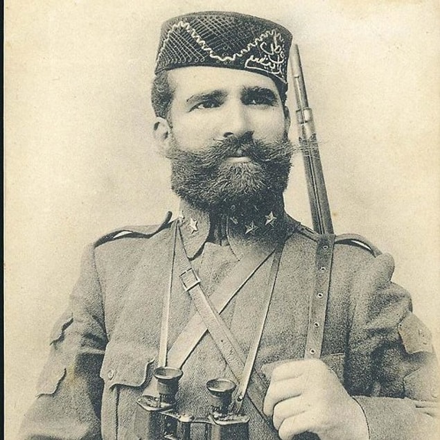 Sonrasında Balkanlar'da ayaklanan Sırp ve Bulgar çetecilerle mücadele için cepheye dönen Niyazi Bey, bu görevindeki kahramanlıklarından ötürü yüzbaşı rütbesine yükseltilir.