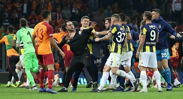 2018-19'da oynanan olaylı Fenerbahçe derbisinden sonra 7 maç ceza alan tecrübeli teknik direktöre sonraki hareketlerinden ötürü üç maç daha ceza verilmişti.