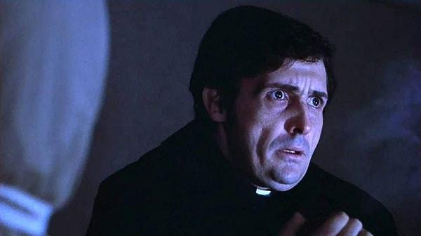 13. Şeytan filmi çekimleri sırasında, yönetmen William Friedkin oyunculardan daha gerçekçi bir kokma tepkisi alabilmek için sette silahla ateş etti.