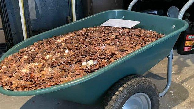 Para, sonunda Flaten'in garajının önündeki bir bozuk para yığını olarak ödendi.