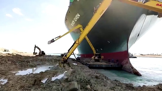 Süveyş Kanalı'nı Tıkayan Ever Given Gemisinin Kurtarma Çalışmalarına Ait Drone Görüntüleri Yayınlandı