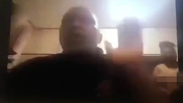 Ndevu, başkanın uyarısı üzerine bu tür olayların Zoom toplantılarında çok kez meydana geldiğini ve bunun ilk olmadığını söyleyerek özür diledi.