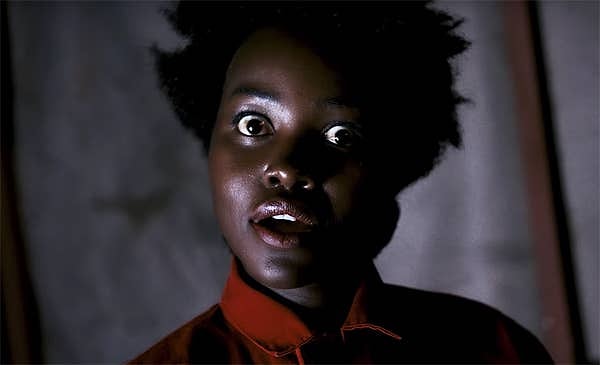 8. 'Us' filmindeki Red karakterinin sahneleri için Lupita Nyong'o kendini izole etti ve Red karakteriyle bütünleşmeye çalıştı.