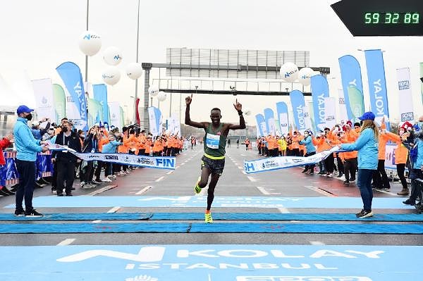 Erkeklerde dünya yarı maraton rekortmeni olan Kenyalı atlet Kibiwott Kandie, yarışı birinci sırada tamamladı.