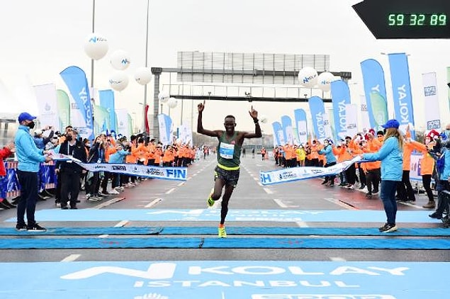 Erkeklerde dünya yarı maraton rekortmeni olan Kenyalı atlet Kibiwott Kandie, yarışı birinci sırada tamamladı.