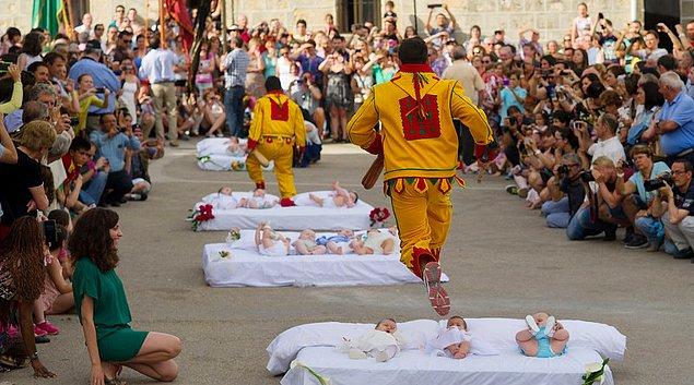 8. Bebeklerin Üzerinden Zıplama Festivali - İspanya
