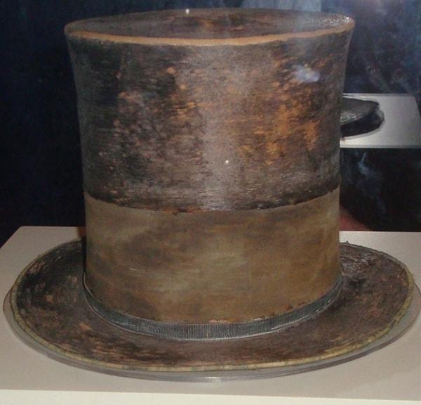 2. Bu şapka 14 Nisan 1865'de Ford Tiyatrosu'nda Abraham Lincoln'ün vurulduğu gece takılmış olduğu şapkasıdır.