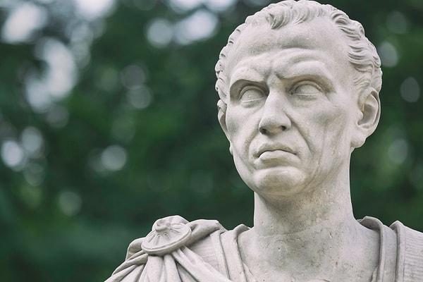 Ordusunu gitgide güçlendiren Sezar, en sonunda Roma'ya 'özel vatandaş' adı altında geri çağırıldı.