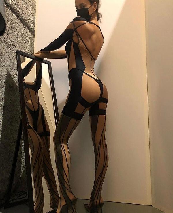 Defilede giydiği kostümle dikkatleri üzerine çeken Shayk, bugün Instagram hesabından sahne arkası fotoğraflar paylaştı.