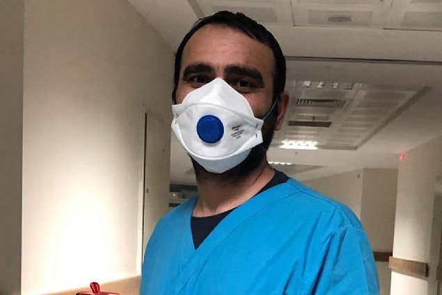 10. "Siz yaşayın diye biz ölüyoruz, hâlâ daha size işin ciddiyetini anlatamadık" maskesi