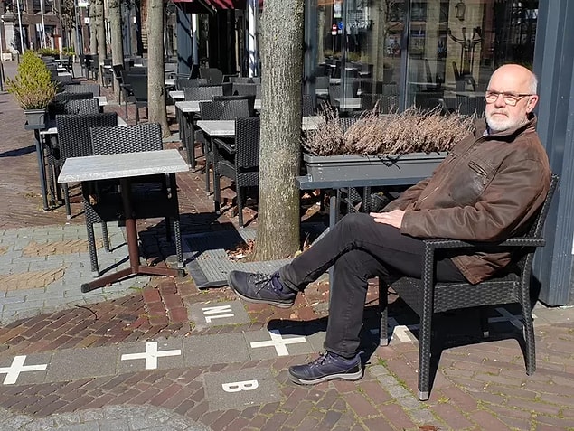 Belçikalı Baarle Hertog Belediye Başkanı Frans De Bont ise her ne kadar kulağa saçma gelse de kuralların kural olduğunu söyleyerek işleyişi tamamen mağaza yönetimine bırakıyor: "Belçika tarafı Belçika kurallarına uymak zorunda. Bu yüzden o tarafa erişim yok. Ne yapacaklarına karar vermek Zeeman'a kalmış ve mağazayı bu şekilde bölmeyi seçtiler."