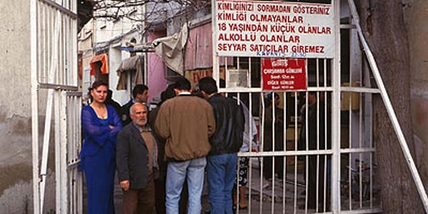 1995 senesinde izmir genelevi nde yasanan zam grevi ve genelevi duzenine dair sasirtan detaylar