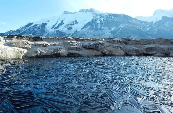 19. İsviçre'de donmuş bir göl