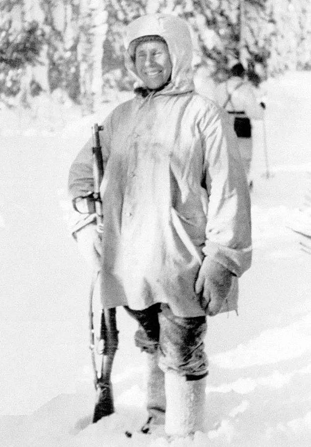 3. 1939 Kış Savaşı sırasında 500 civarında Sovyet askerini öldüren Finli bir keskin nişancı olan Simo Häyhä, patlayıcı bir mermi ile çenesinden vuruldu ve ciddi şekilde yaralandı fakat hayatta kalmayı başardı.