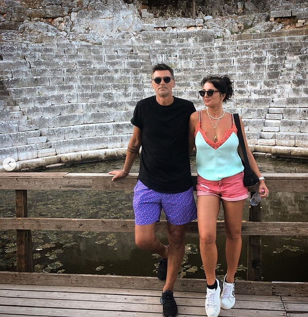 Bu noktada eşi Anesa Lipa'nın güzelliğini de es geçemeyiz tabii ki...