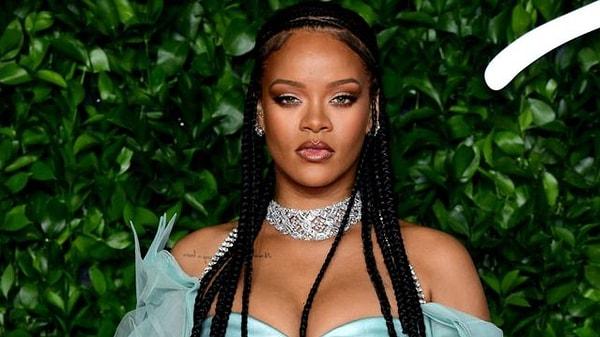 Sesiyle, güzelliğiyle ve duruşuyla hepimizi kendine aşık eden Rihanna, bildiğiniz gibi uzun bir süredir moda sektöründe başarılı işlere imza atıyor.