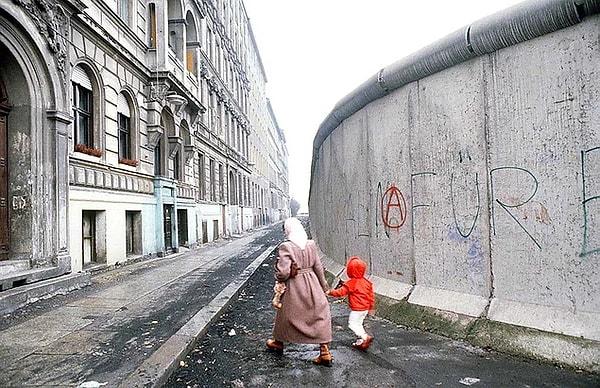 Ardından gelen Soğuk Savaş dönemi, Almanya'nın Doğu ve Batı olarak ikiye ayrılması da hepimizin malumu, yakın bir tarih olduğu için 1989 yılında Berlin Duvarı'nın yıkılışını ve kutları birçok insan hala unutamaz.