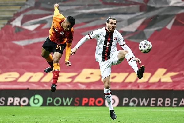 Galatasaray'da Ryan Donk 79. dakikada kırmızı kartla oyundan atıldı.