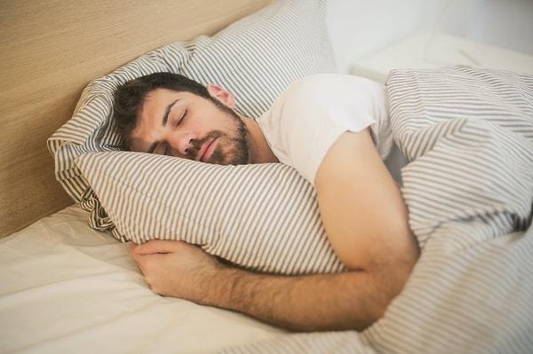 Uyku halinde salgılanan hormonlar sayesinde uzun saatler çişiniz gelmez.
