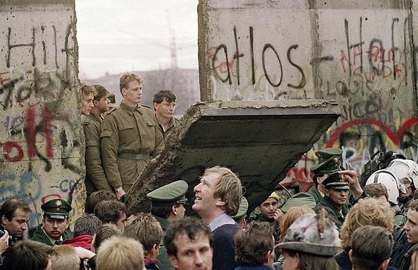 2. Berlin Duvarı tamamen bir yanlış anlaşılma nedeniyle yıkıldı.