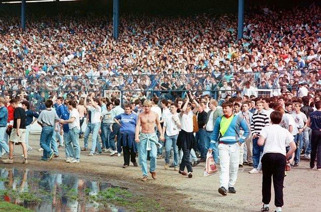 80'li yılların ortasında tezahüratın Stamford Bridge'de hızla popülerleşmesinin ardından Chelsea taraftarları maçlara kereviz sapları ile gelmeye başladılar.