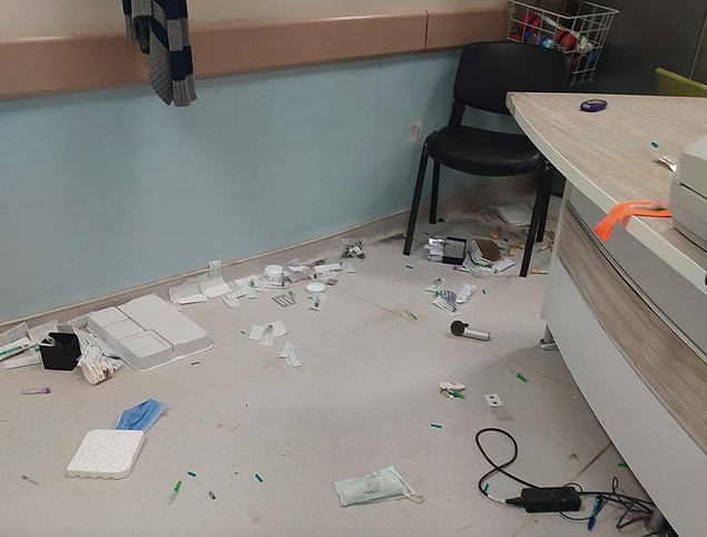 Gelen güvenlik personeli, bu kişilere, acil serviste kalabalık oluşturmamaları gerektiğini belirtti.
