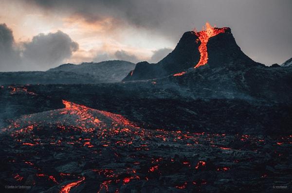 23. İzlanda Geldingadalir'de yaşanan volkanik patlamaların uzun süre devam etmesi bekleniyor.