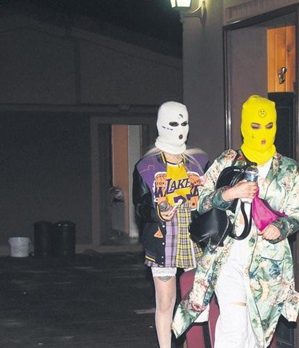 Polis ekipleri kiralık villayı boşaltırken bazı sosyal medya fenomenleri, yüzlerine maske taktı.