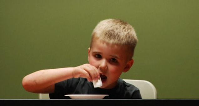 Çocuklar zaafları olan yiyecekle baş başa bırakılır.