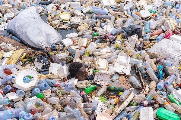 16. Başmakale/Basın/Çevresel Kategorisi Birinciliği: "Plastik Krizi: Ön Saflardaki Adamlar" fotoğrafıyla Muntaka Chasant