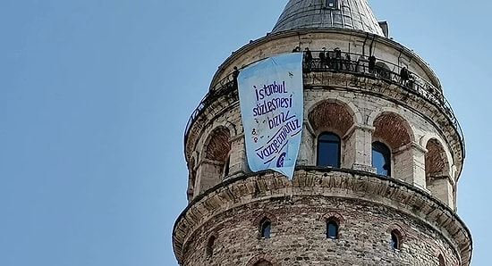 Galata Kulesi'nde İstanbul Sözleşmesi Pankartı