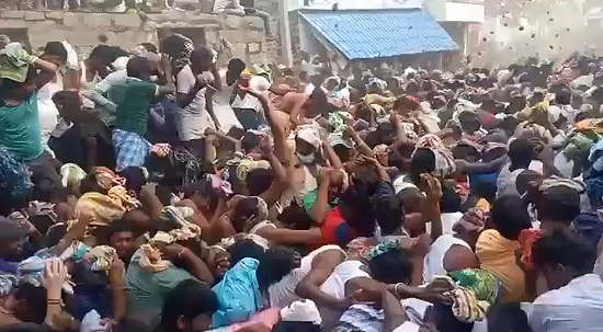 Günlük Vaka Sayısı 200 Bini Geçen Hindistan'da Yapılan Festival Halkın Birbirine Dışkı Atmasıyla Kutlandı