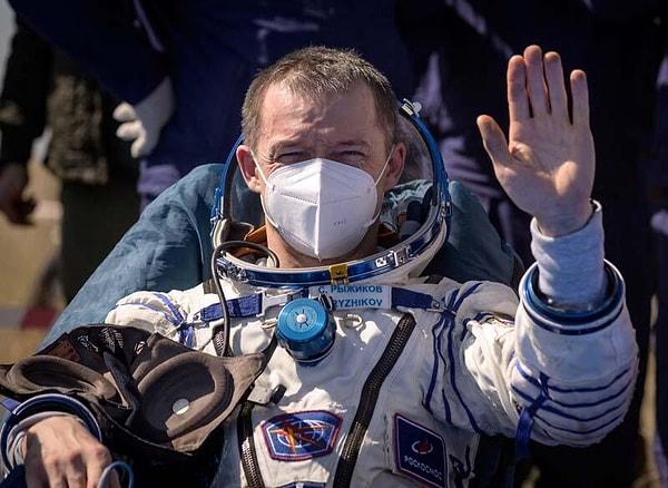Uzay aracından çıkartılan tüm ekip üyelerine hemen maske takıldığı görülürken, bir Rus kozmonotun "Kurtarma aracına kadar 10 metre yürümek istedim ancak sanki bugüne kadar hiç yürümemiş gibiydim." dediği kaydedildi.