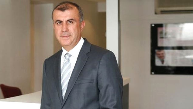 Gelelim ülkemiz doktorlarından Prof. Dr. Temel Yılmaz'a. Yılmaz da köşe yazısında virüsün doğal olup olmadığına dair tartışmalar olduğunu yazdı.