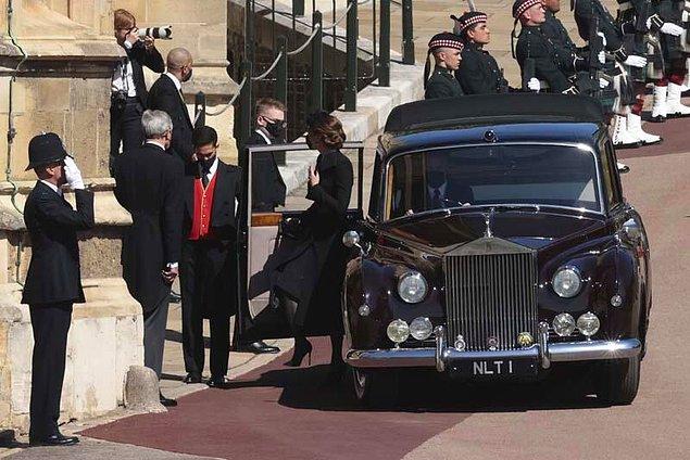 Cenaze töreni öncesi Prens Philip’in tabutu, Windsor Kalesi içindeki şapele taşındı.