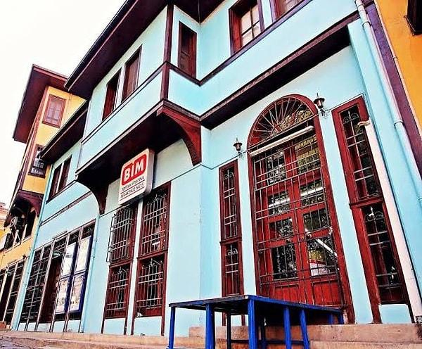 Sadece Konya'daki bu ev değil, ülkenin birçok yerinde tarihi yapıların marketlere ya da kafelere çevrildiğini görebilirsiniz.