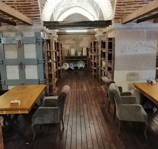 Burada da 450 yıllık camiyi çirkin bir kafeye dönüştürmüşler...